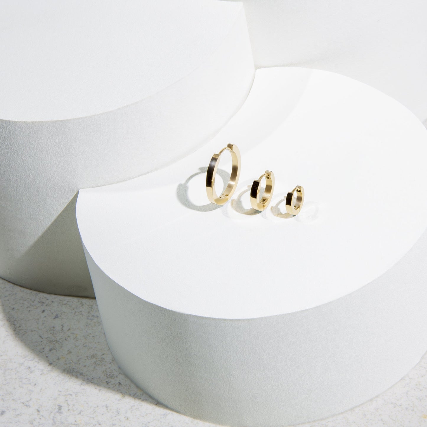 gold huggie earrings hypoallergenic petites boucles d'oreilles dormeuse or acier inoxydable hypoallergène MIA T320E006