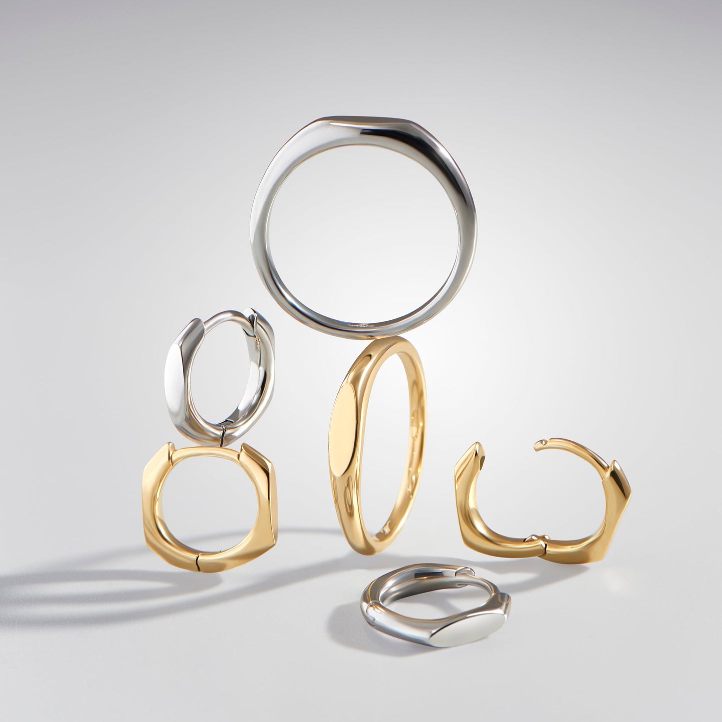 Sustainable matching set of thin oval stainless steel signet ring and huggie earrings MIAJWL ensemble bague boucle d'oreilles dormeuses acier inoxydable durable signet oval mince Mia bIjoux