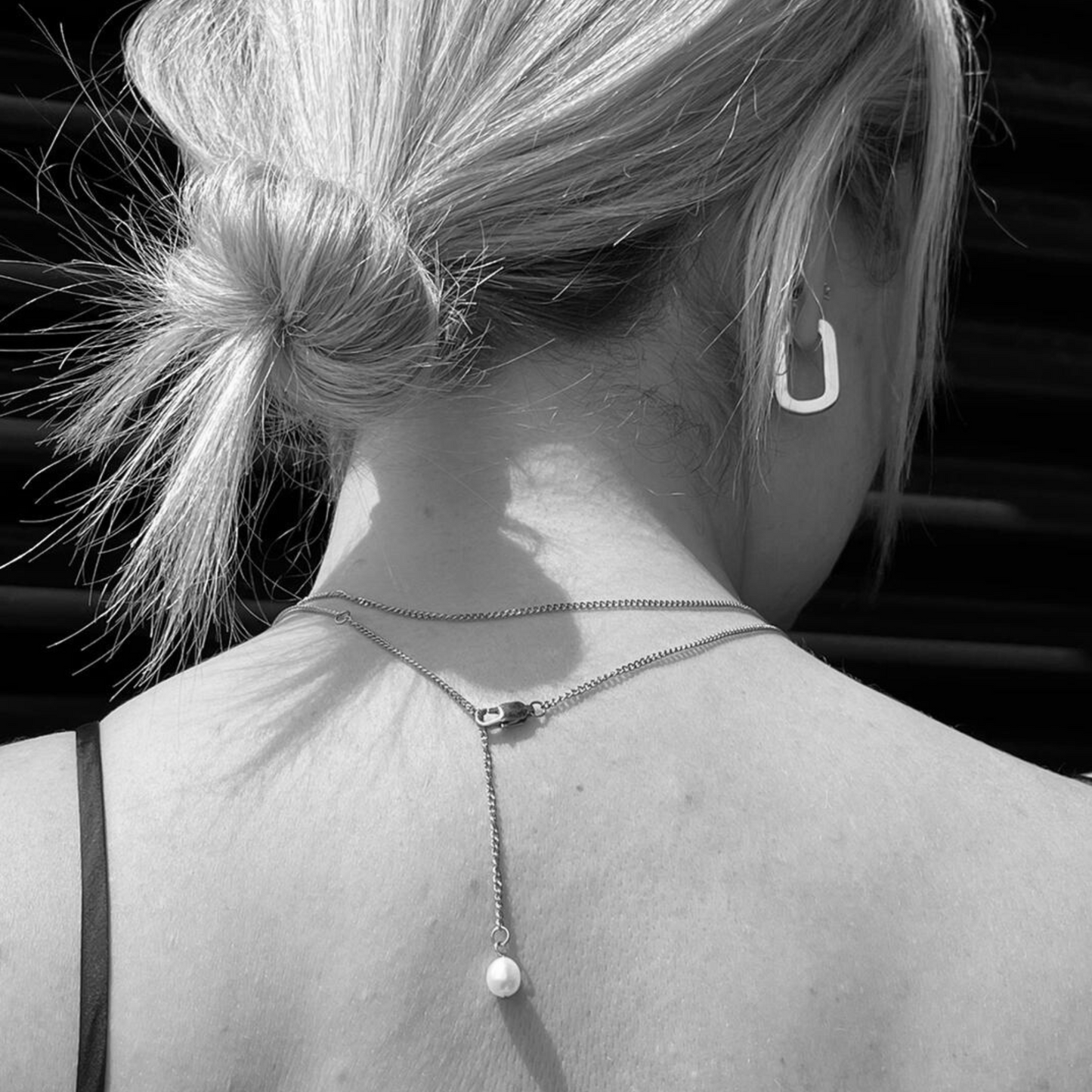 Allergy free stainless steel versatile body chain worn as a necklace with real pearl MIAJWL Chaîne de corps versatile portée en collier avec perle acier de grade chirurgical aucune allergie Mia Bijoux