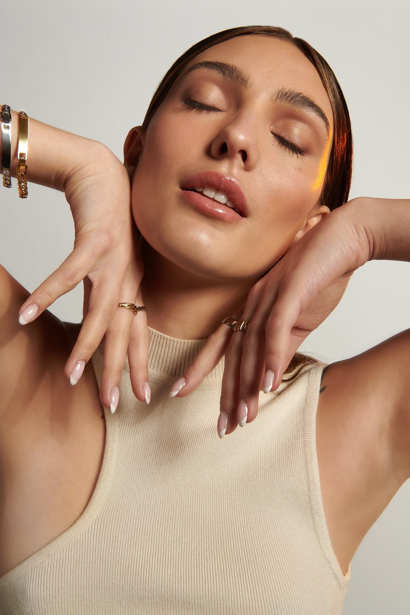 Stainless_steel_medical_bracelet_with_plate_silver_or_gold_rings_plaque_2_tons_or_argent_bagues_acier_inoxydable_MIA