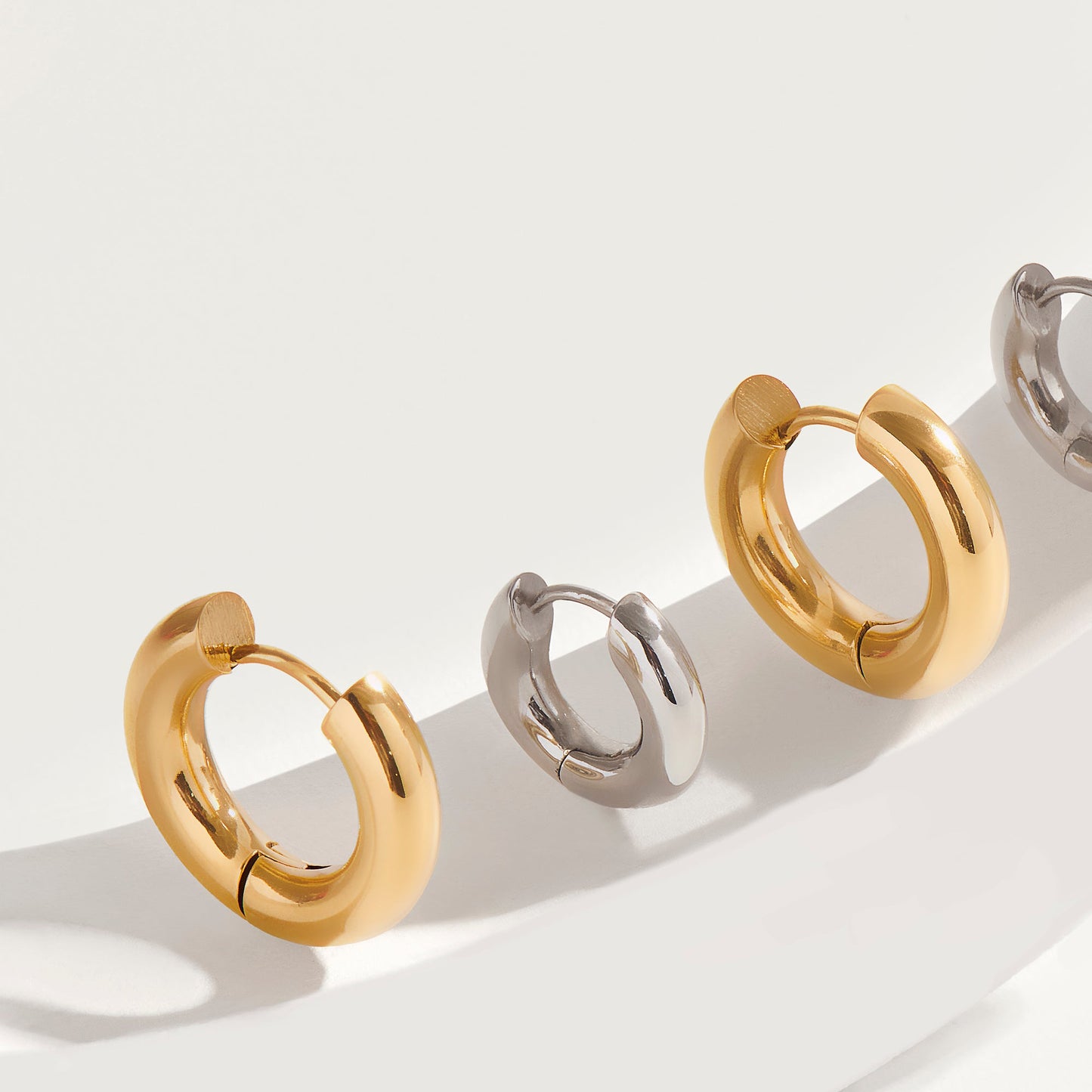 Boucles d'oreilles Chroma Small Huggie