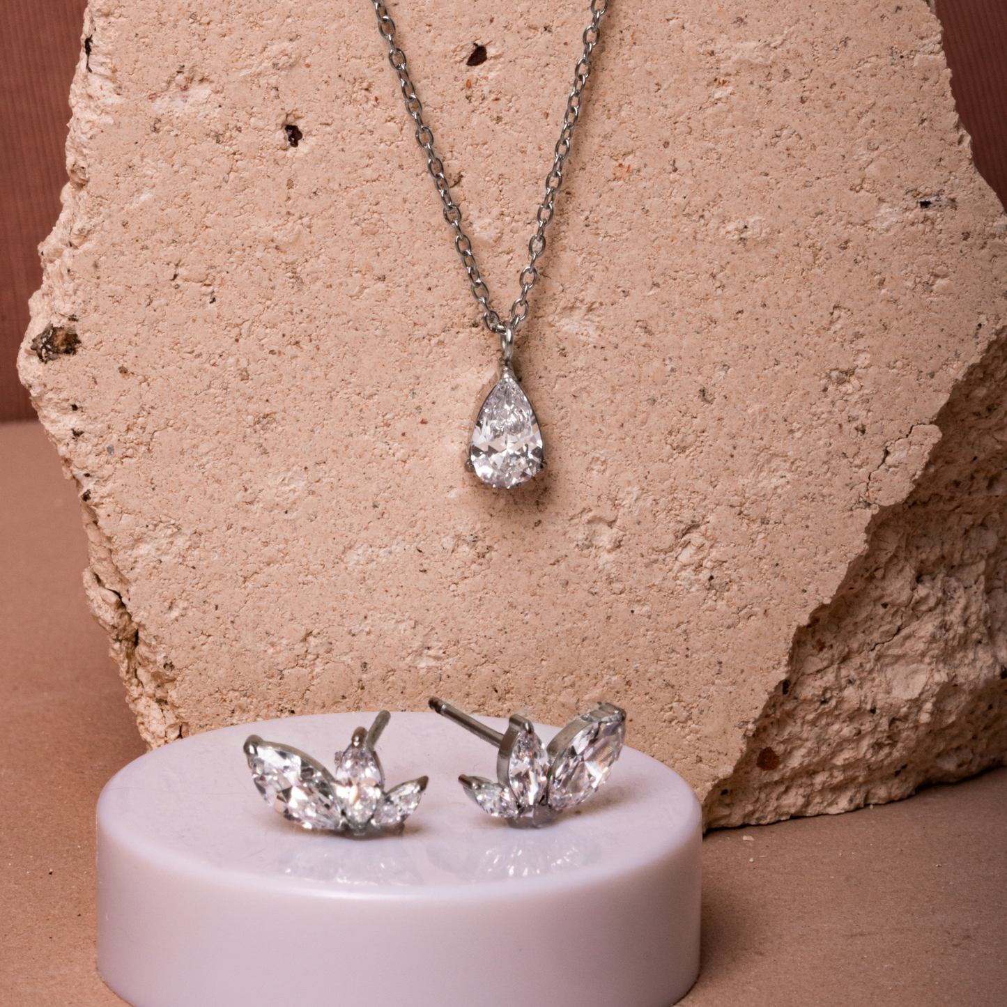 Boucles d'Oreilles Fixes Collier avec Pendentif Diamant en Acier Inoxydable  Sans Danger Pour La Peau Mia Bijoux