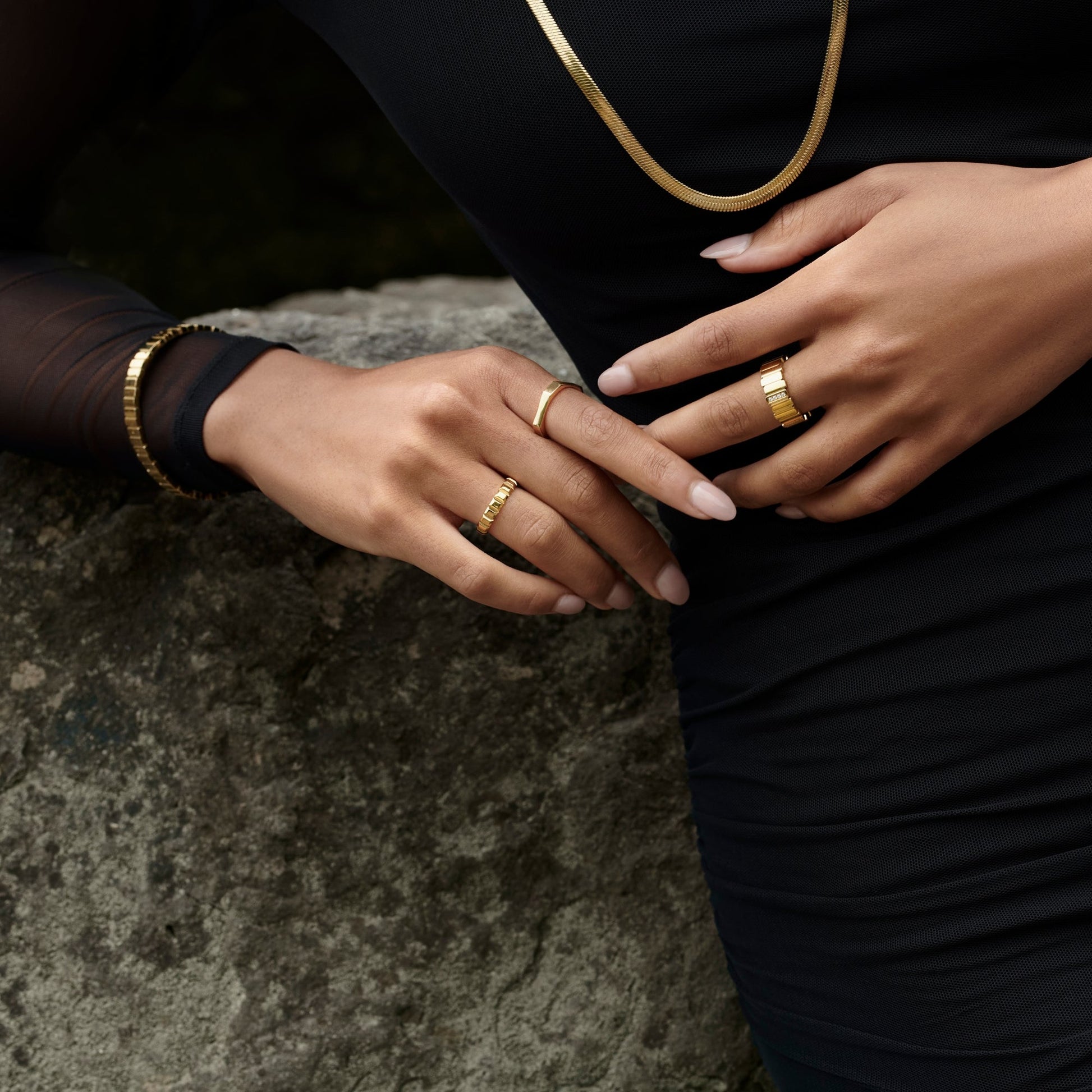 sustainable steel geometric embossed cube ring MIAJWL Bague embossé géométrique acier inoxydable fait pour durer Mia Bijoux