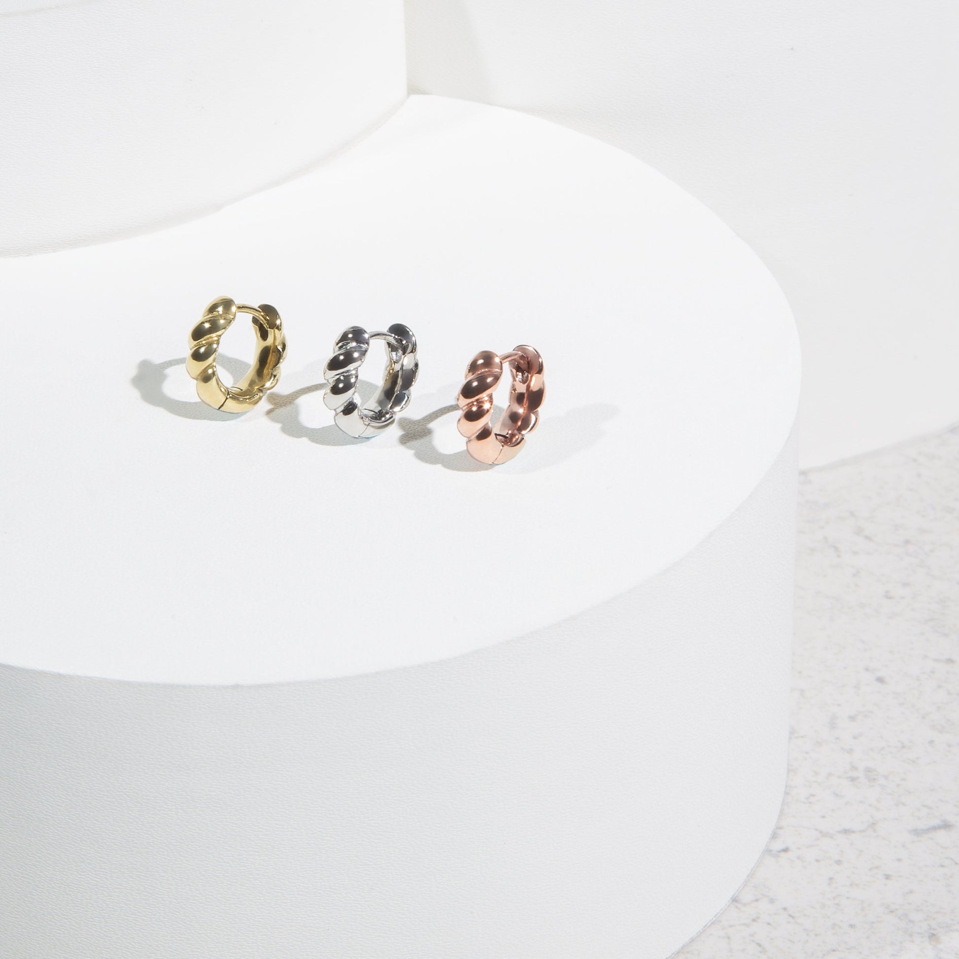 Gold croissant huggie earrings stainless steel hypoallergenic mia jewelry dôme boucles d'oreilles or femme dormeuse acier inoxydable hypoallergénique T320E011