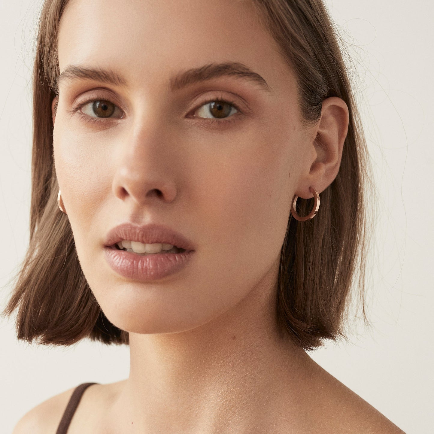 Boucles d'oreilles créoles unies de taille moyenne