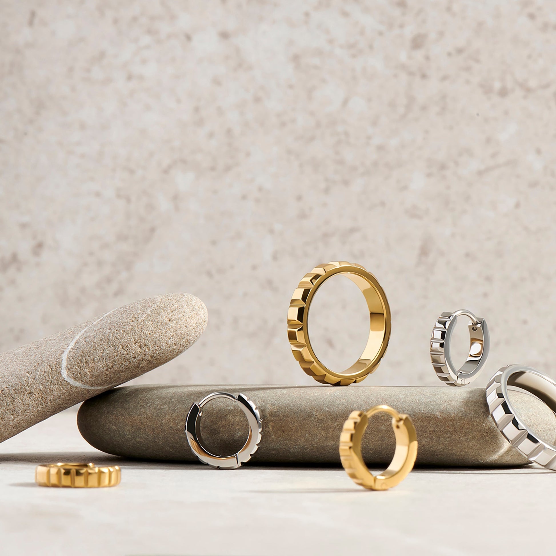 Matching embossed cube stainless steel ring and huggie earrings MIAJWL agencement bague et boucles d'oreilles dormeuses embossée acier inoxydable argent silver or gold Mia Bijoux