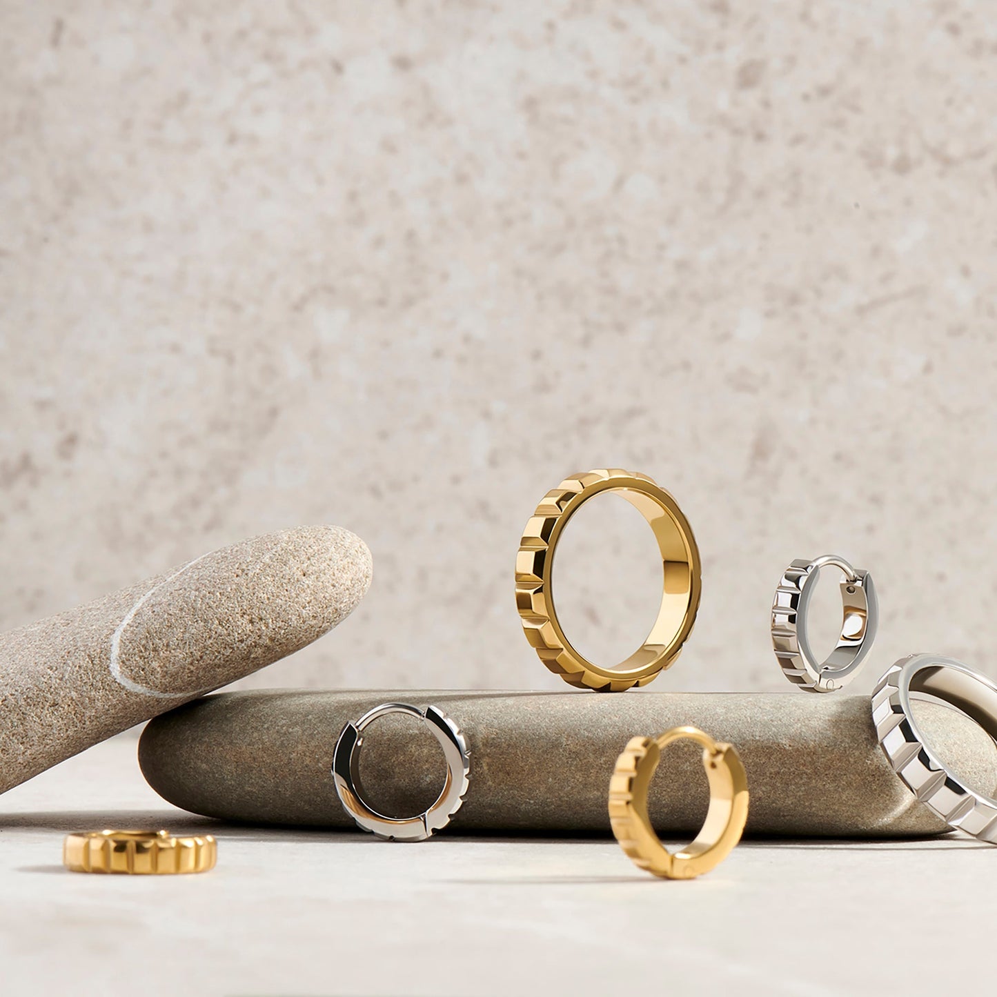 Matching embossed cube stainless steel ring and huggie earrings MIAJWL agencement bague et boucles d'oreilles dormeuses embossée acier inoxydable argent silver or gold Mia Bijoux