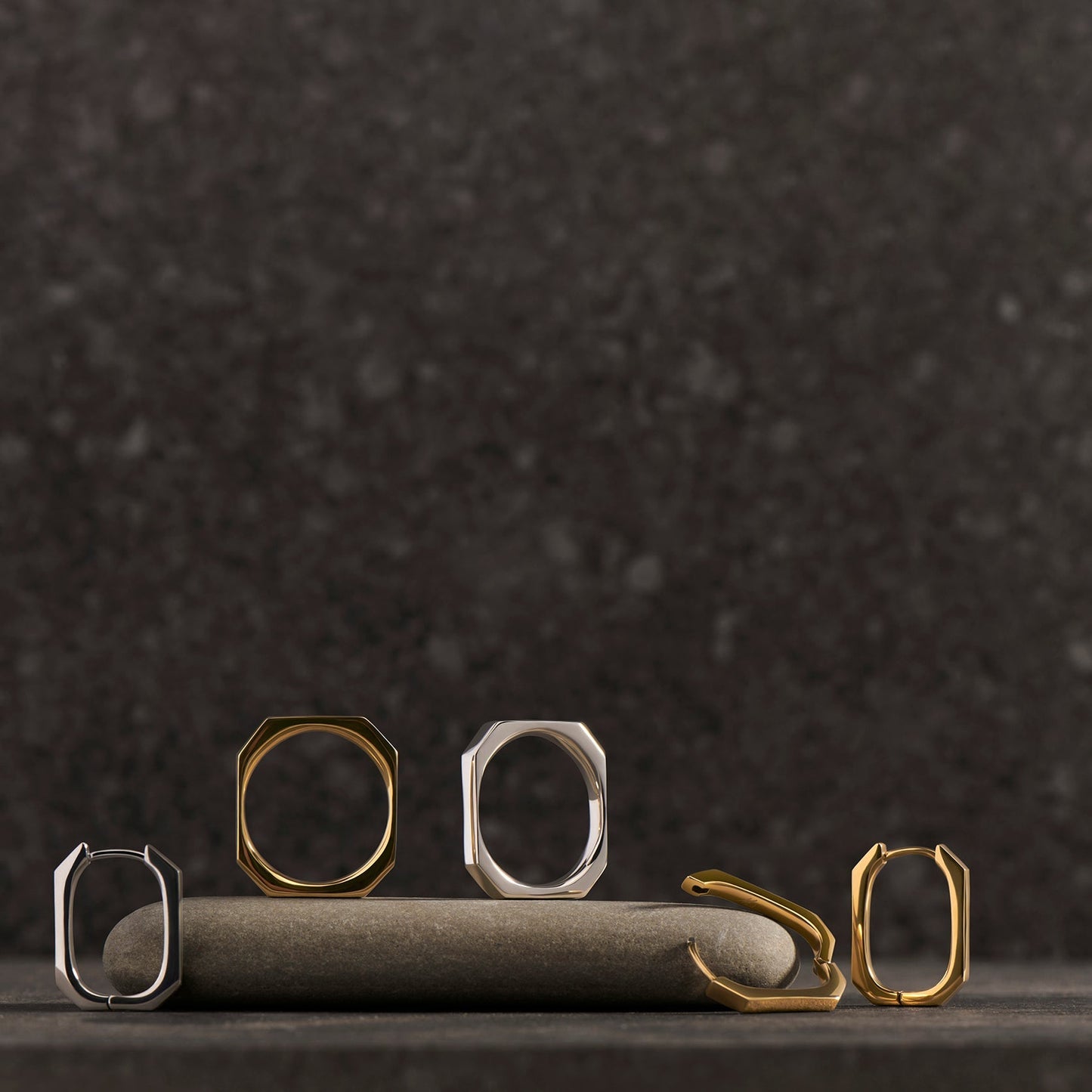 Set of octogon shape huggie earrings and ring stainless steel MIAJWL ensemble de boucles d'oreilles dormeuses et bague forme octogone acier inoxydable argent or silver gold Mia Bijoux