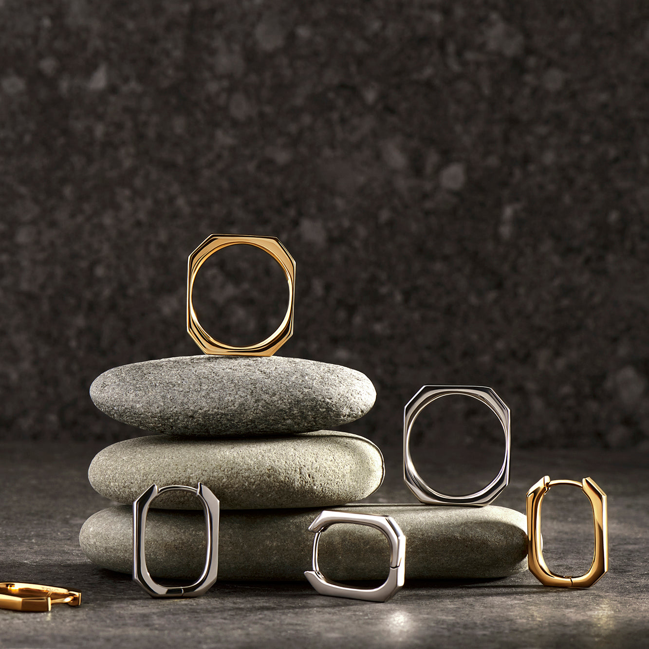 Set of octogon shape huggie earrings and ring stainless steel MIAJWL ensemble de boucles d'oreilles dormeuses et bague forme octogone acier inoxydable argent or silver gold Mia Bijoux