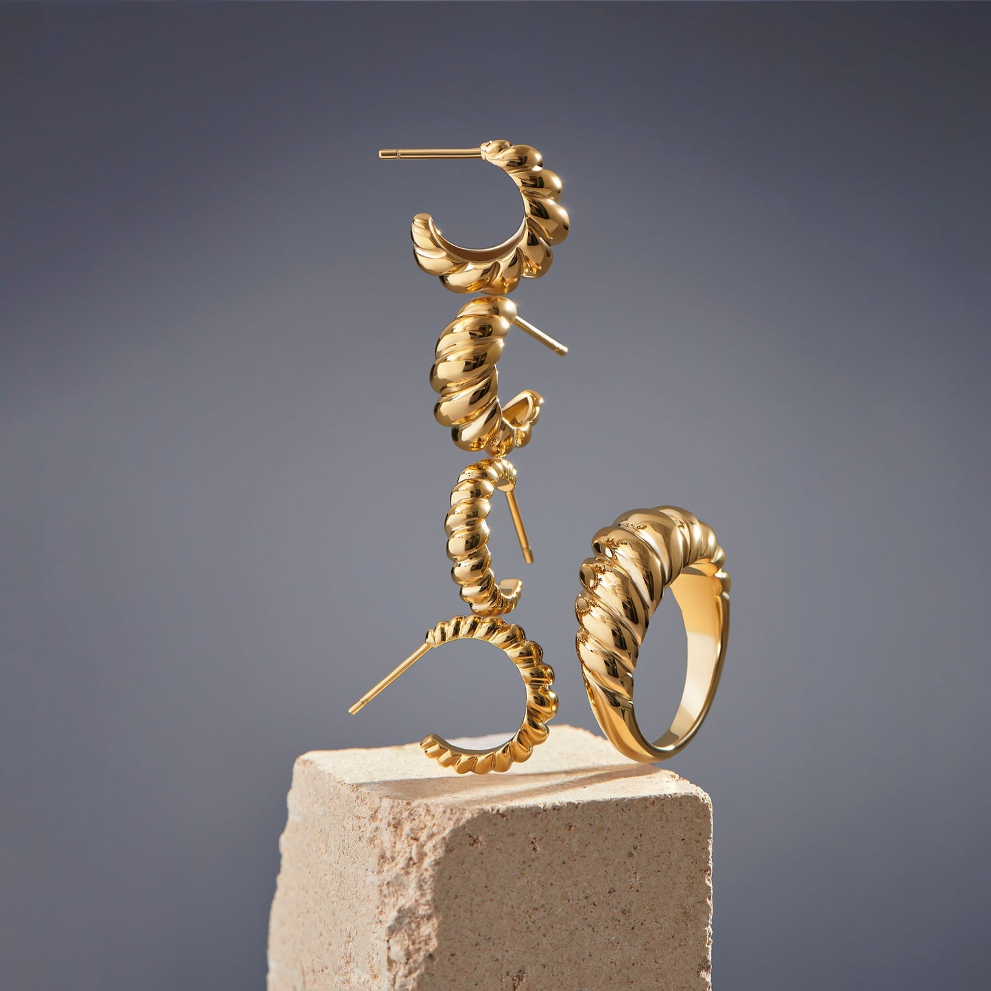 Skin friendly set of small and medium croissant stainless steel earrings and bold ring ensemble bauge et boucle d'oreilles anneaux croissant petit et moyen acier inoxydable sécuritaire pour les peaux sensibles MIAJWL