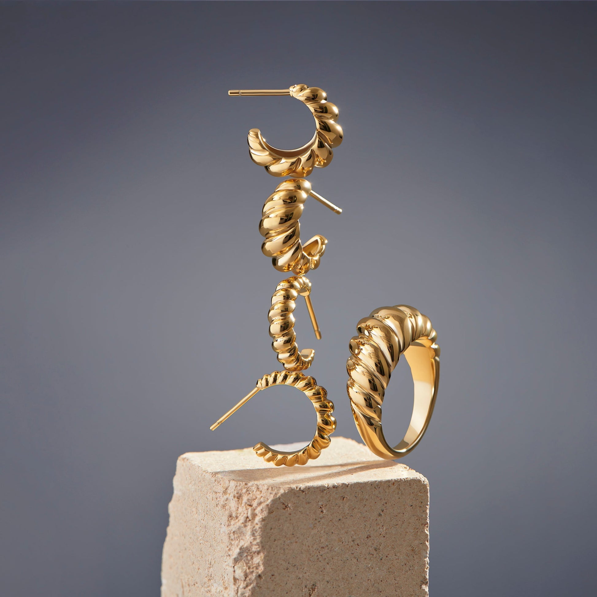 Skin friendly set of small and medium croissant stainless steel earrings and bold ring ensemble bauge et boucle d'oreilles anneaux croissant petit et moyen acier inoxydable sécuritaire pour les peaux sensibles MIAJWL