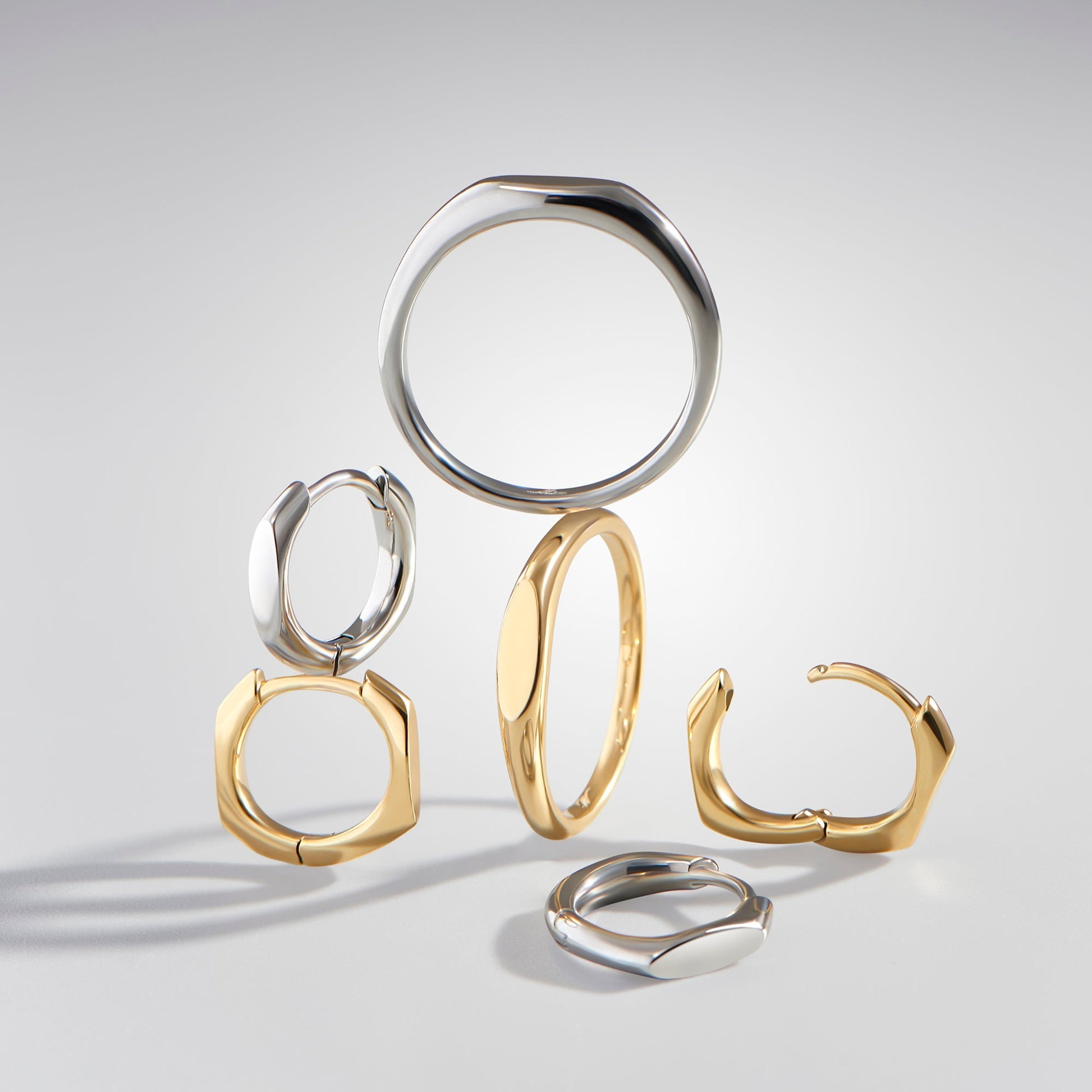 Sustainable matching set of thin oval stainless steel signet ring and huggie earrings MIAJWL ensemble bague boucle d'oreilles dormeuses acier inoxydable durable signet oval mince Mia bIjoux
