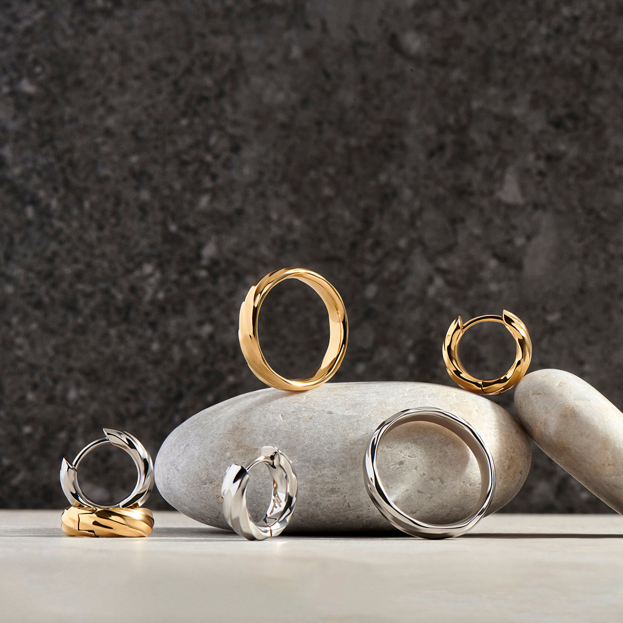 Set of twisted stainless steel twisted huggie earrings and ring MIAJWL ensemble boucles d'oreilles dormeuses et bague torsade acier inoxydable Mia Bijoux