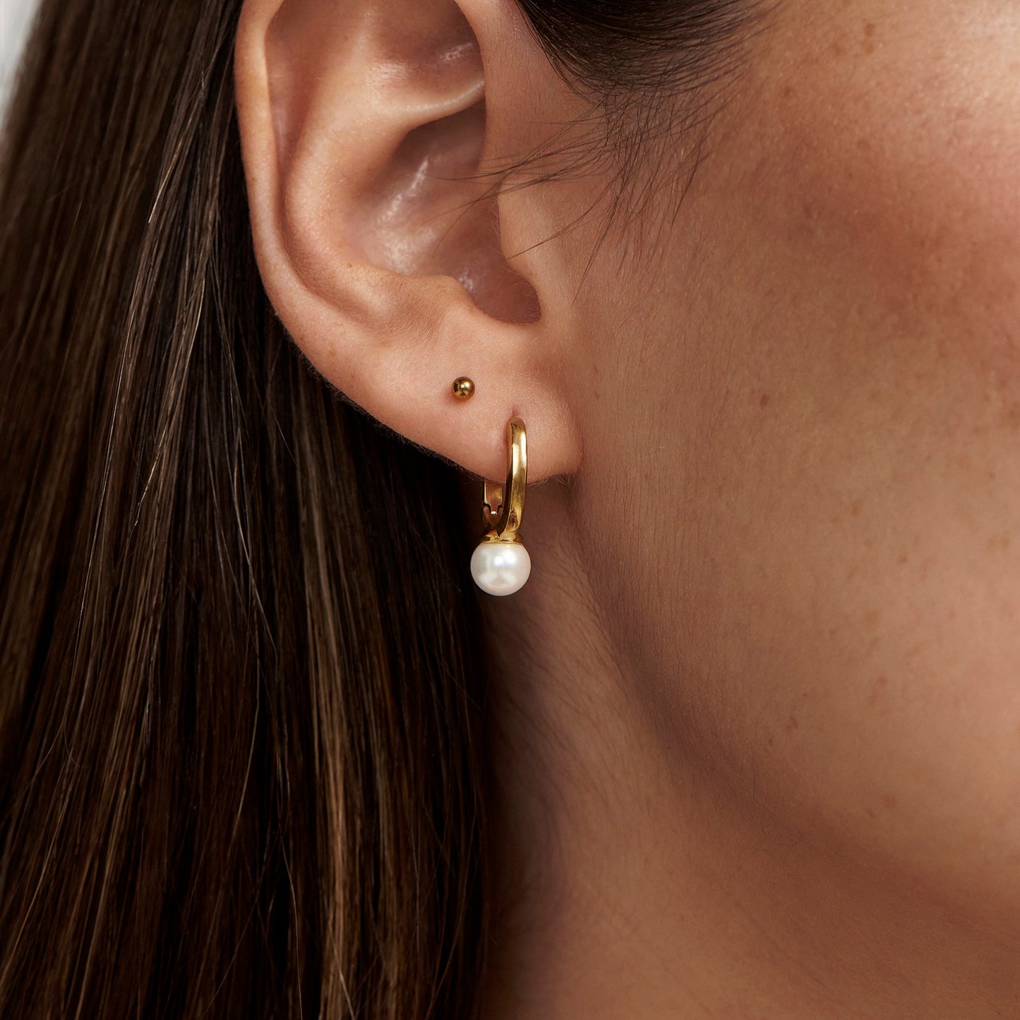 Stainless steel huggie earrings with a pearl boucles d_oreilles dormeuses avec perles rondes acier inox MIAJWL