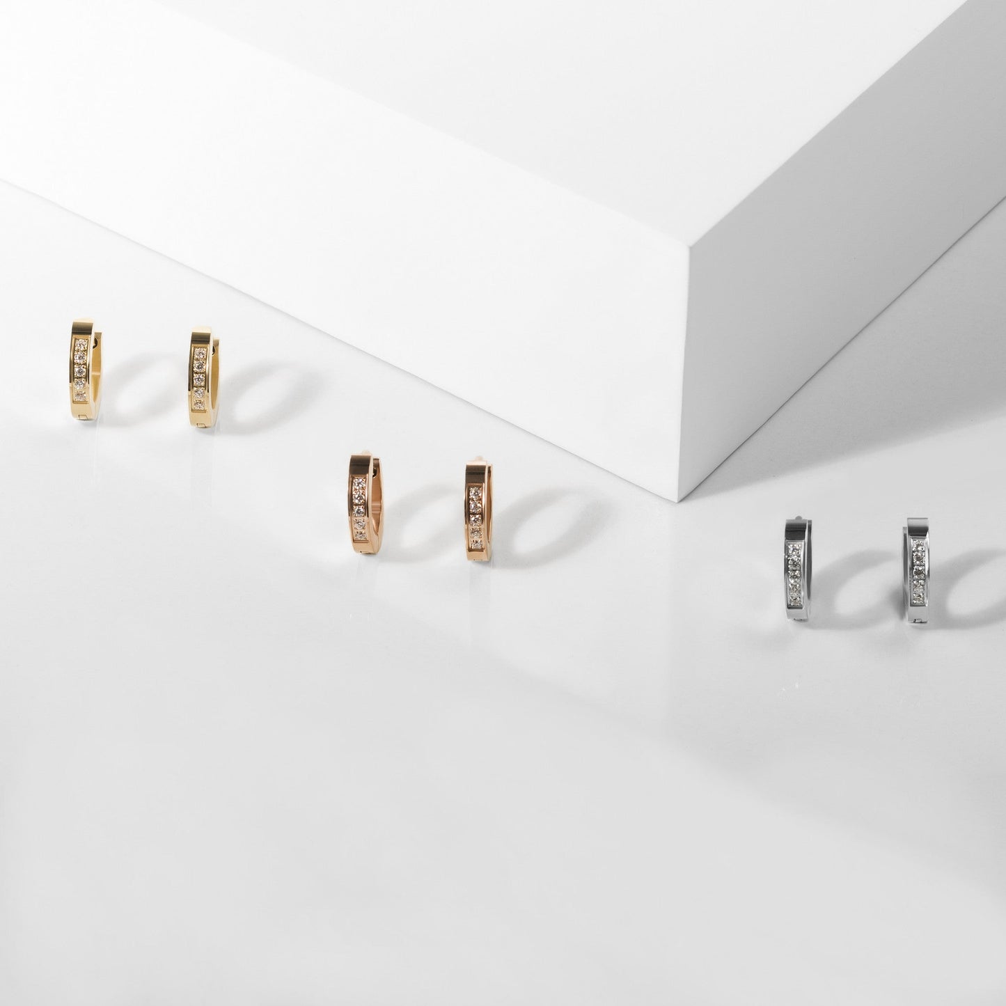 small-rose-gold-stainless-cz-huggies-earrings-hypoallergenic-petites-boucles-oreilles-dormeuses-acier-inox-hypoallergéniques-or-rose-T411E050DORO-MIA