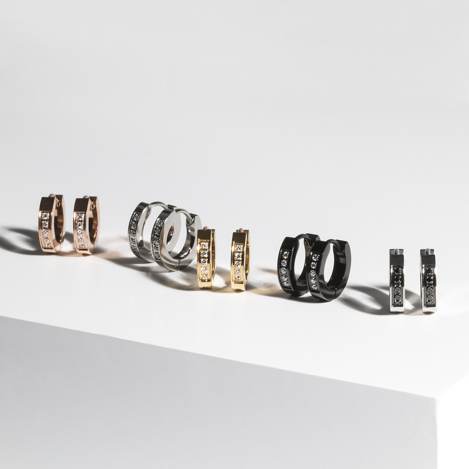 small-rose-gold-stainless-cz-huggies-earrings-hypoallergenic-petites-boucles-oreilles-dormeuses-acier-inox-hypoallergéniques-or-rose-T411E050DORO-MIA