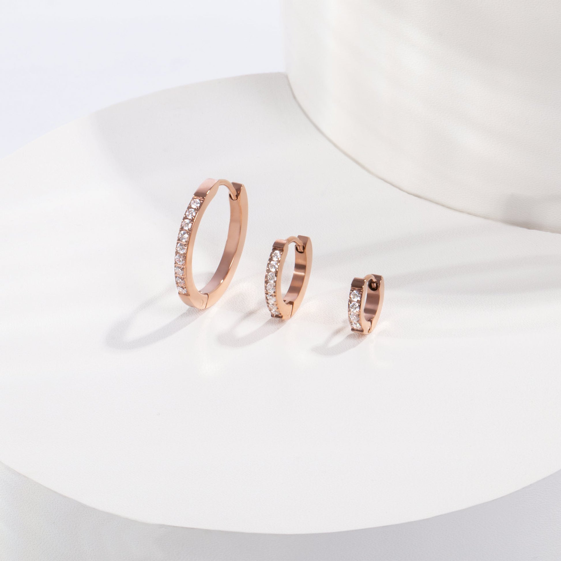 Women stainless steel half eternity huggie hoops with stones MIAJWL Boucles d'oreilles éternité avec pierres acier inoxydable pour femmes Mia Bijoux