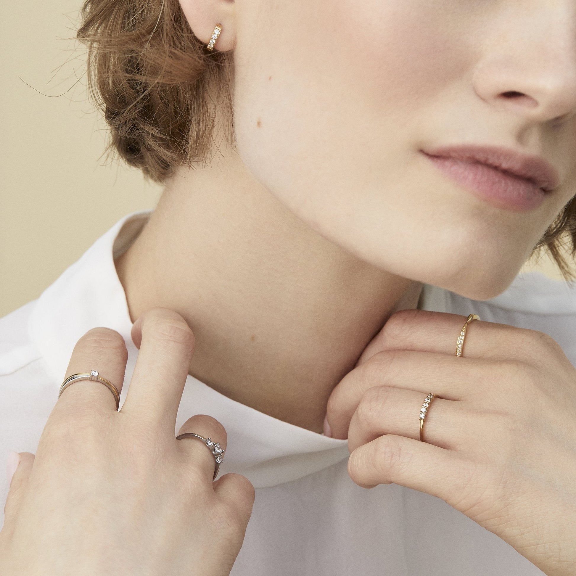 Classic ski friendly gold stainless steel small half eternity huggie earrings with stones MIAJWL Petites boucles d'oreilles anneaux dormeuses classiques éternité avec pierres acier inoxydable or peau sensible Mia Bijoux