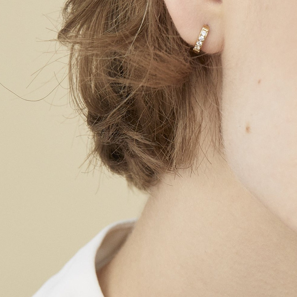 Classic allergy free gold stainless steel tiny half eternity huggie earrings with stones MIAJWL Petites boucles d'oreilles anneaux dormeuses semi-éternité avec pierres acier inoxydable or aucune allergie Mia Bijoux